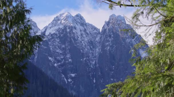 Kino Wysokie Szczyty Górskie Pokryte Świeżym Śniegiem Słoneczny Poranek Widokiem — Wideo stockowe