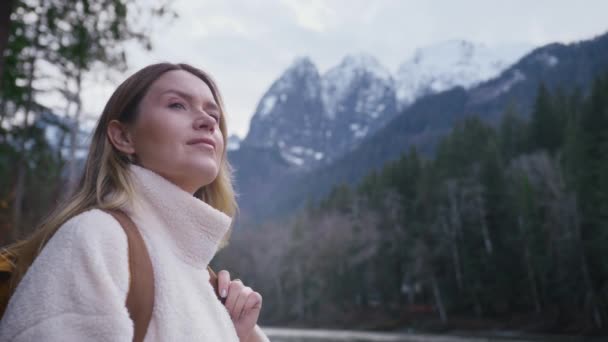 Retrato Mujer Con Mochila Turística Senderismo Las Montañas Turista Excursionista — Vídeos de Stock