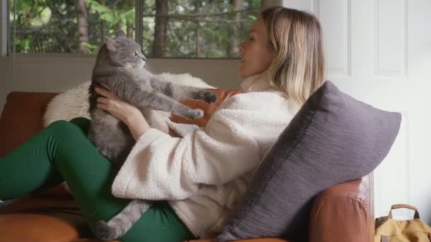 Blond Vrouwtje Knuffelend Met Grote Grijze Huiskat Tabby Pluizige Kat — Stockvideo