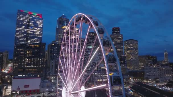 Красочная Подсветка Великого Колеса Сиэтла Парке Аттракционов Пирсе Парке Waterfront — стоковое видео