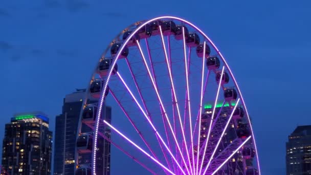 Красиві Хмарочоси Сучасному Місті Тлі Барвистої Ілюмінації Сіетла Великого Колеса — стокове відео