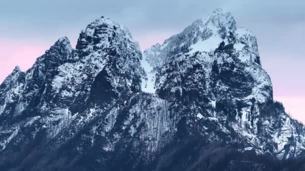 Inspirerende Landskap Med Snødekket Steinete Topp Skyet Dag Storslått Natur – stockvideo