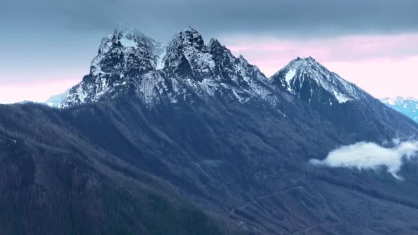Picos Aéreos Alta Montaña Hermosa Día Invierno Paisaje Inspirador Con — Vídeo de stock