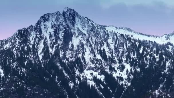 Skyet Dag Storslått Natur Med Snødekte Bratte Klipper Washington Usa – stockvideo