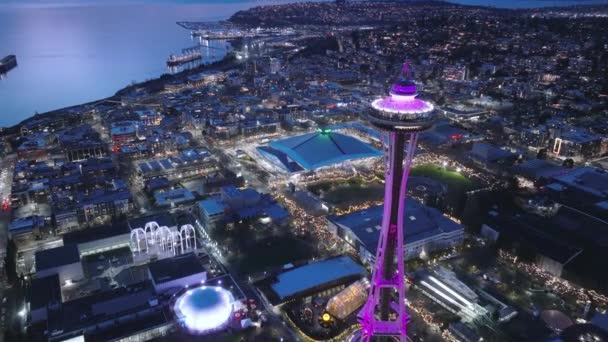 以粉色紫色照明的了望塔的电影夜景 西雅图的主要地标西雅图市中心的空中风景 夜景下的现代城市景观 — 图库视频影像