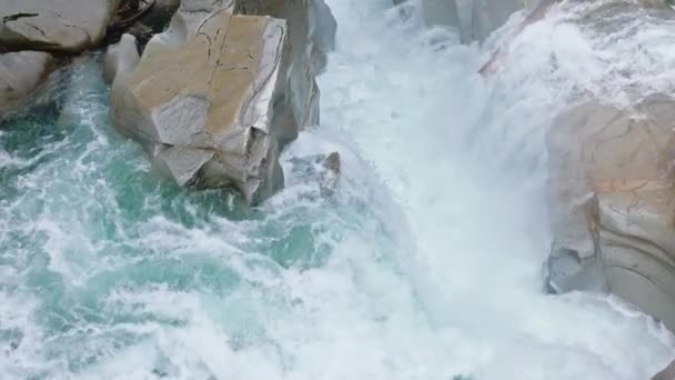 Slow Motion Antenne Boven Krachtige Waterval Tussen Grote Natte Bergen — Stockvideo