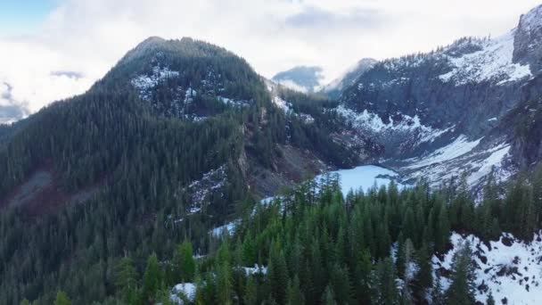 Krajobrazowa Antena Piękne Zamarznięte Górskie Jezioro Ukryte Wysokiej Grzbiecie Górskim — Wideo stockowe
