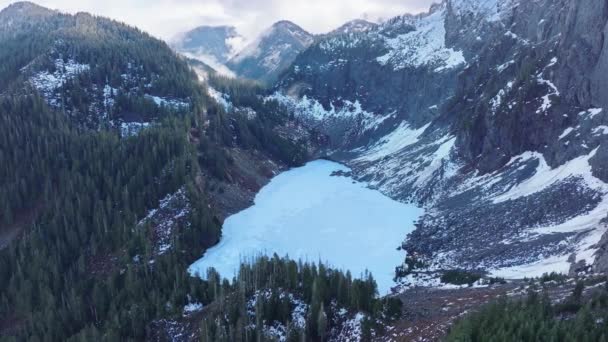 华盛顿山林在寒冷的冬日 风景秀丽的空中 高山山脊中隐藏着美丽的冰冻山湖 小山湖顶上有蓝冰的电影性质的天线 — 图库视频影像