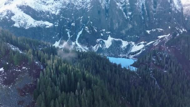Όμορφη Παγωμένη Βουνίσια Λίμνη Κρυμμένη Ψηλή Βουνοπλαγιά Κινηματογραφική Κεραία Φύσης — Αρχείο Βίντεο