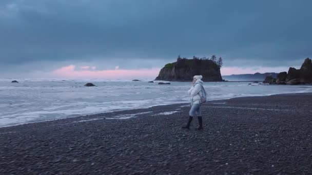 Nainen Turisti Tutkii Washington Rannikolla Synkkä Harmaa Päivä Mustanmeren Kivet — kuvapankkivideo