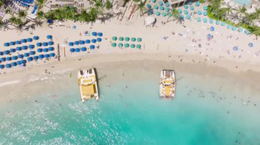 Havacıların yaz tatilinin tadını çıkarması. Mavi suda yüzen aileler 4K. Üstten manzara güzel Waikiki plajı. Ada doğası kopyası. Hawaii, Oahu 'da yaz tatili.
