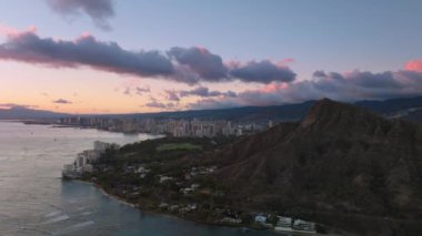 Elmas başlı volkanik dağ okyanus manzaralı. Honolulu şehir merkezindeki sinema tarihi hareketli arka planda. Oahu adası turistik merkezi ve devlet parkını ziyaret etmek zorundayız. Gün batımı gökyüzü