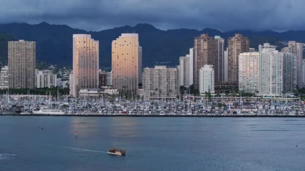 Fly Honolulu Oahu Hawaii Golden Solnedgang Lysrefleksjon Waikiki Feriestedet Ved – stockvideo
