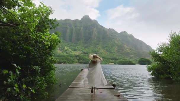 观光客在瓦胡岛上的壮丽风景中漫步 随着女人们探索夏威夷岛上的秘密海滩池塘的镜头 具有电影侏罗纪自然山景观4K的空中木制码头 — 图库视频影像