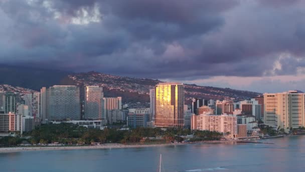 Cinematisk Solnedgang Waikiki Feriestedene Vakker Gyllen Sol Som Skinner Moderne – stockvideo