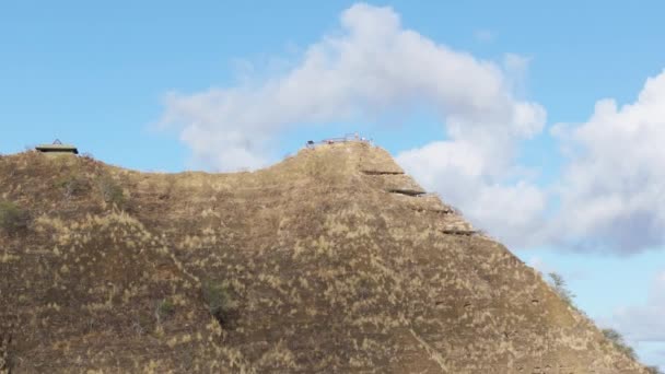 钻石头必须访问地标 二战期间的空中掩体隐藏在干旱的火山山顶上 火奴鲁鲁市作为背景 瓦胡岛旅游胜地和国家公园 — 图库视频影像