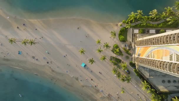 Top Alas Antenni Yli Luonnonkaunis Waikiki Resorts Kauniissa Kultainen Auringonpaiste — kuvapankkivideo
