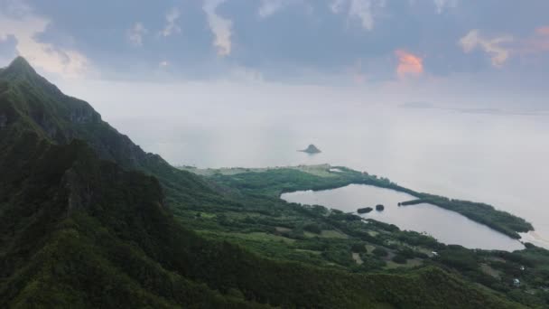 어두운 비오는 극적인 쥬라기 자연과 Kualoa 가파른 능선을 하와이 해안선 — 비디오