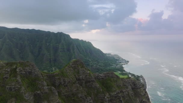 曇りの日のドラマチックなクアロア牧場のエアリアルシーン ジュラシック時代のシーンを持つ緑のジャングル山 暗い雨の日の自然の風景 ハワイの島の海岸にあるジュラシックな火山の性質 アメリカ — ストック動画