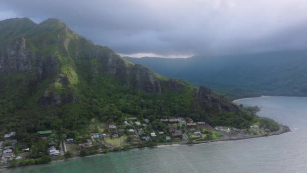 オアフ島の海岸沿いの自然景観 ハワイ島のライフスタイル カアワ村は曇った日の空中 魔法のハワイの山々 カヘキリ リッジ ライオン トレイル — ストック動画