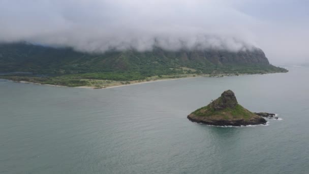 雨天的中国人岛上的空中 电影云彩覆盖了库洛亚农场公园的顶部 莫科利火山岛地标 瓦胡岛旅游背景 风景自然景观 暑期旅行 — 图库视频影像