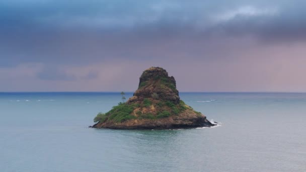日出时分 在深蓝色的海洋之上 是电影中的粉色紫色云彩 雨天的中国人岛上的空中 莫科利岛是美国的地标 瓦胡岛旅游背景 风景自然景观 暑期旅行 — 图库视频影像
