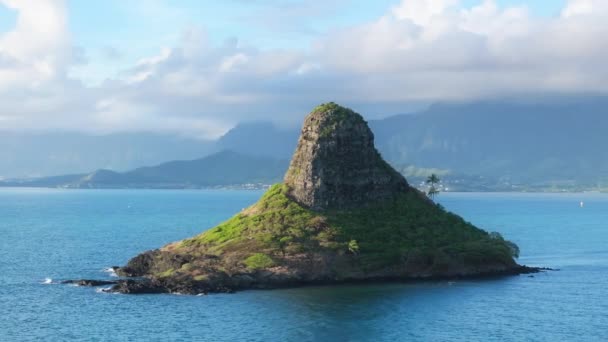 モルコイ火山島の周りのエピック空中 動きの背景に緑の山があります 日の出に中国人男性島空軍 クアラのシネマティッククラウド オアフ島の観光 風光明媚な自然景観 — ストック動画