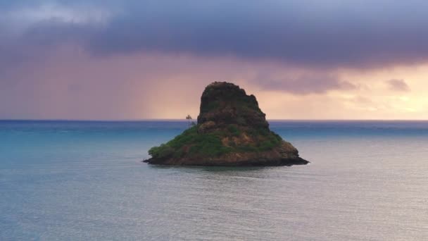 瓦胡岛旅游背景 日出时分 在深蓝色的海洋之上 是电影中的粉色紫色云彩 风景自然景观 夏天的旅行雨天的中国人岛上的空中 莫科利岛具有里程碑意义的美国 — 图库视频影像