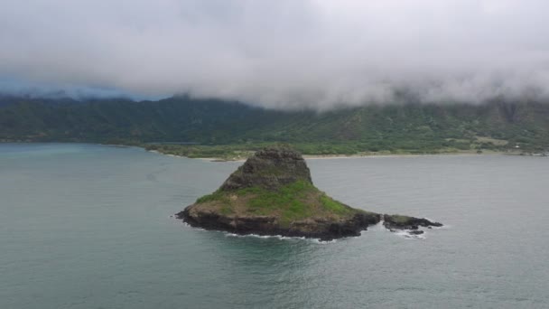 Kualoa Çiftlik Parkının Tepesini Kaplayan Sinematik Bulut Mokolii Volkanik Ada — Stok video