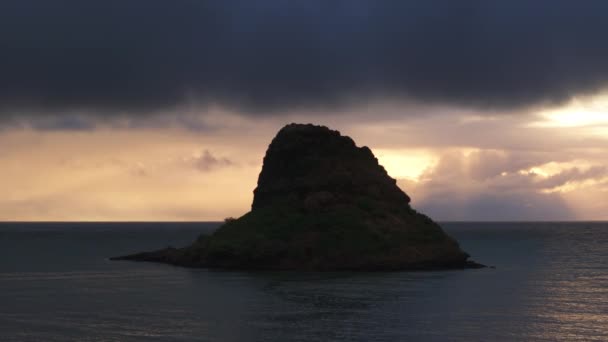 雨天早晨 中国人岛上空中的黑暗轮廓 风景自然景观 夏威夷岛之行背景 日出时分 海面上的戏剧性的雨云 莫科利岛具有里程碑意义的瓦胡岛 — 图库视频影像