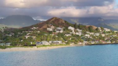 Gündoğumunda Lanikai plajı, hava manzaralı. Hawaii adasında pahalı su paravanı. Oahu 'da emlak işi geçmişi var. Kailua Lanikai sahil kasabasında tatil. Manzaralı tropikal doğa manzarası
