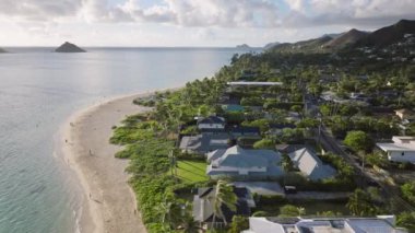 Tatilde Kailua Lanikai sahil kasabasında hava manzarası. Manzaralı tropikal doğa manzarası. Hawaii 'deki gündoğumu adasındaki Lanikai plajı. Oahu 'da emlak işi geçmişi var. Yaz tatili geçmişi 4K
