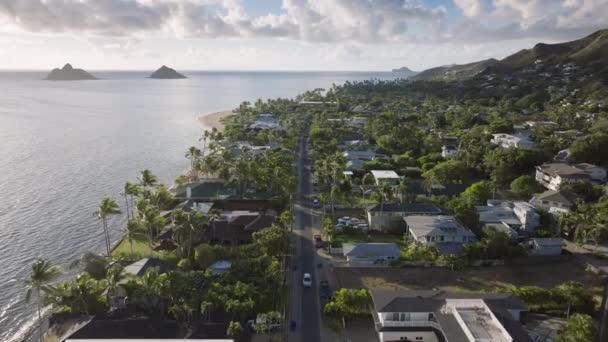 ハワイ島にある高価な水上フロント施設 オアフ島での不動産ビジネスの背景 カイルアランカイのビーチタウンでの休暇 風光明媚な熱帯の自然の風景 日の出のランカイビーチ 空中ビュー — ストック動画