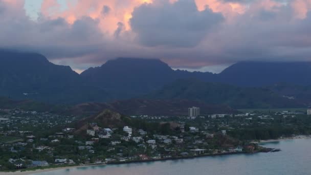 黎明时分俯瞰美丽的热带自然景观 夏威夷岛上空阳光普照 暑假背景 4K瓦胡岛旅游 兰尼凯海滩上方绿山上的度假屋 — 图库视频影像