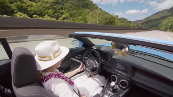 Ταξιδιώτης Ορχιδέα Lei Και Λευκό Καπέλο Οδήγηση Αυτοκινήτου Χωρίς Οροφή — Αρχείο Βίντεο