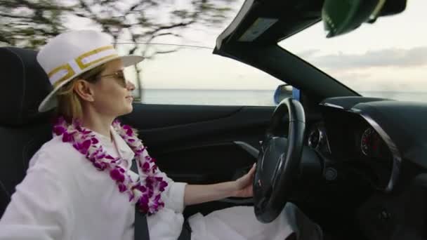 Vista Frontal Banco Passageiro Mulher Dirigindo Carro Conversível Mulher Satisfeita — Vídeo de Stock