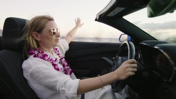 Счастливая Женщина Стильной Белой Одежде Наслаждается Свободой Вождения Кабриолета Открытой — стоковое видео