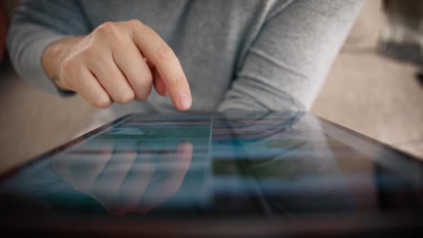 Mann Benutzt Großen Tablet Computer Hause Männliche Finger Berühren Bildschirm — Stockvideo