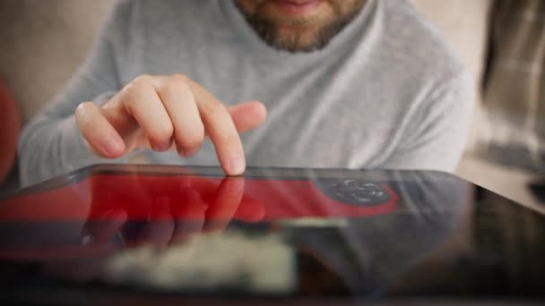 Dedos Masculinos Tocando Tela Tablet Sem Fio Para Rever Fotos — Vídeo de Stock