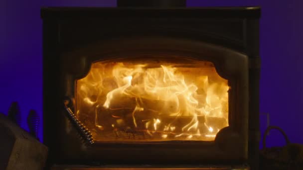 在冬季 黑色铁炉中燃烧着炽热的烈焰 冬天的心情在舒适的家的概念 舒适的房子烟囱着火了 舒适的山间小屋燃烧着熊熊烈火 — 图库视频影像