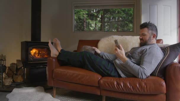 Cep Telefonuyla Haber Okuyan Yakışıklı Bir Adam Rahat Kahverengi Deri — Stok video