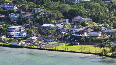 Kahaluu yerleşim bölgesindeki Laenani Mahallesi Parkı. Okyanus parkındaki basketbol sahasında oynayan çocuklar. Oahu Adası 'ndaki kırsal alan. Güneşli günde küçük bir kasaba Hawaii