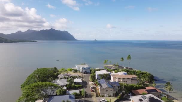 カハフーの上空からの眺めは 晴れた日には居住者コミュニティです ハワイのオアフ島の海岸沿いのシネマティックな自然景観 トロピカルアイランドの海水 美しい海の青い太平洋 — ストック動画