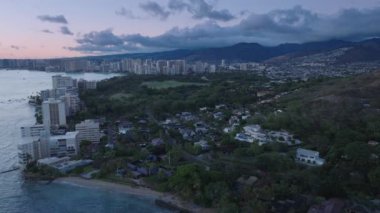 Alacakaranlıktaki Hawaii Şehri. Gün batımından sonra Honolulu şehir merkezinde. Manzaralı Waikiki silueti manzarası. Şehir merkezinin Oahu adasındaki gece manzarası. Arka planda Waikiki 'nin olduğu güzel yeşil park manzarası