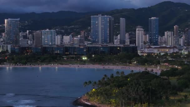 Ilmanäköala Keskustaan Yöpaikalla Kaunis Kaupunkikuva Rannikon Lahden Kaupunki Oahu Kaupungin — kuvapankkivideo