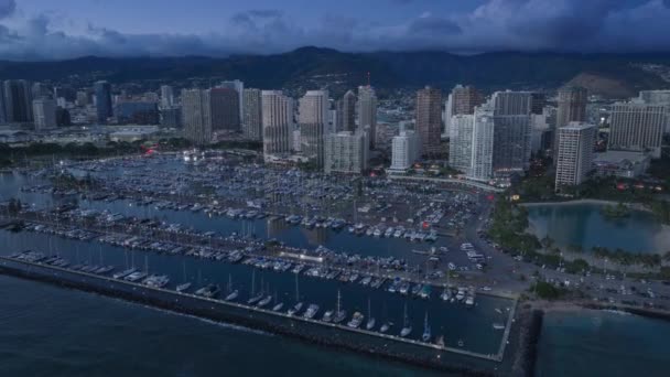 Vakker Havneutsikt Kysthavnen Waikiki Byens Lys Lilla Solnedgang Hawaii Sentrum – stockvideo