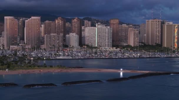 Vakker Waikiki Silhuett Panorama Flyfoto Sentrum Nattscenen Vakkert Bylandskap Kystbyen – stockvideo