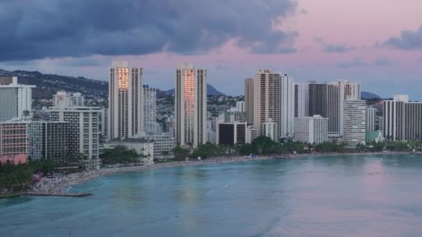 Cielo Atardecer Púrpura Lila Pastel Cinematográfico Sobre Waikiki Resorts Vistas — Vídeos de Stock