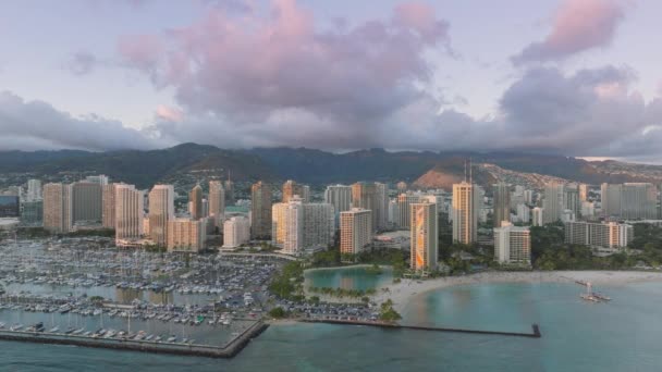 Rosa Cinematográfica Cielo Dorado Atardecer Por Encima Waikiki Resorts Vistas — Vídeos de Stock