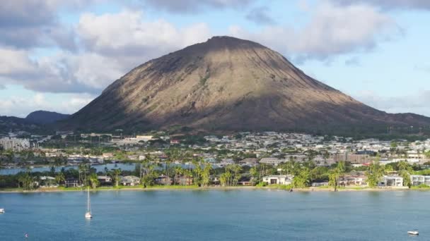 オアフ島で火山の丘を落とした 気候変動災害コンセプト ドローンは夏4Kの風光明媚な古い火山の山の眺めと水の上を飛んでいる クレーターの空想 ハワイ諸島の乾季 — ストック動画